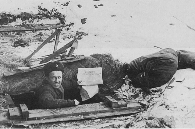    ​Вход в землянку редакции красноармейской газеты «За Родину!». Карельский перешеек. 1940 г. Фото: Public Domain