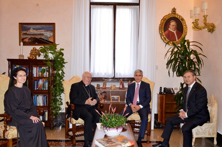 Помощник Президента Азербайджанской Республики, исполнительный директор Фонда Гейдара Алиева Анар Алакбаров, президент губернаторства государства-града Ватикан, кардинал Фернандо Вергес Альсага (в центре), генеральный секретарь губернаторства государства-града Ватикан Раффаэлла Петрини (слева) и Чрезвычайный и Полномочный Посол Азербайджанской Республики в Ватикане Ильгар Мухтаров. Фото: Azertag