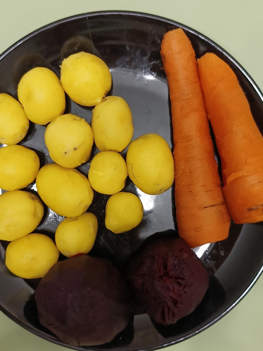 Овощи готовлю в микроволновке,в пакетах.И вкус и цвет сохраняется.И время меньше надо для приготовления.