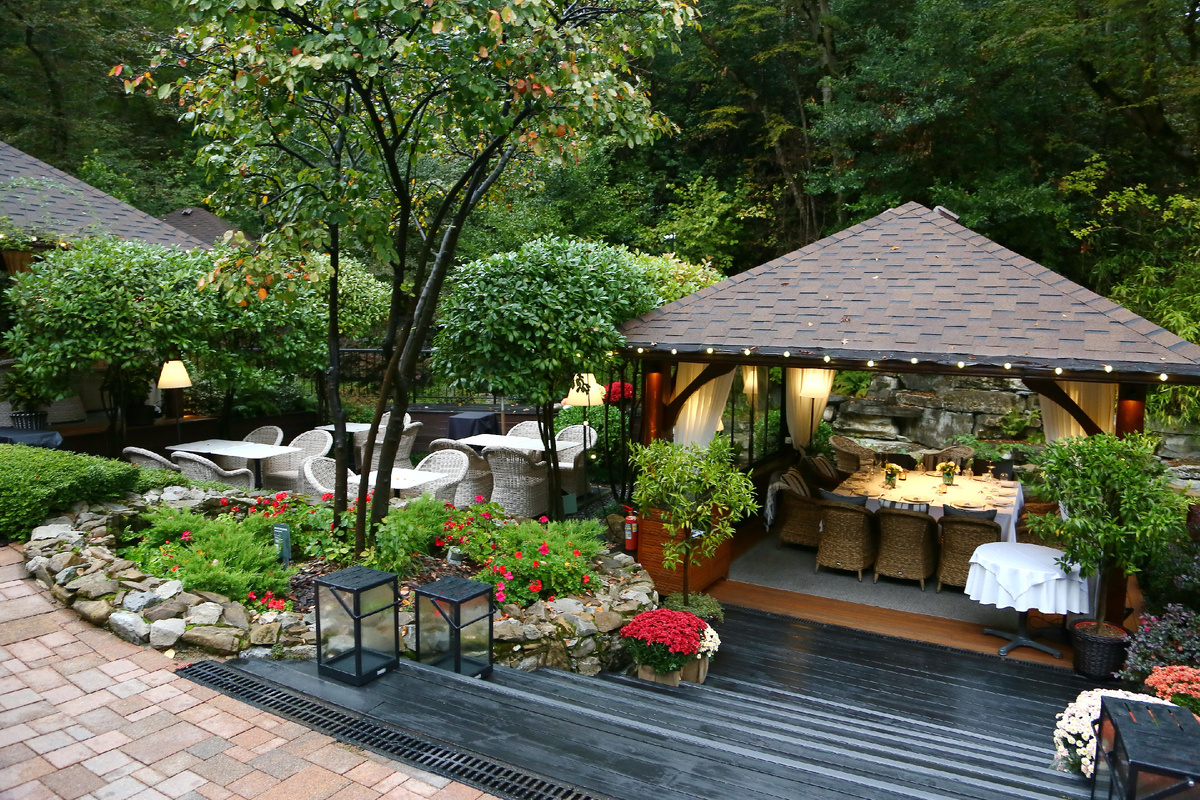 Одна из беседок на территории комплекса ( фото автора)