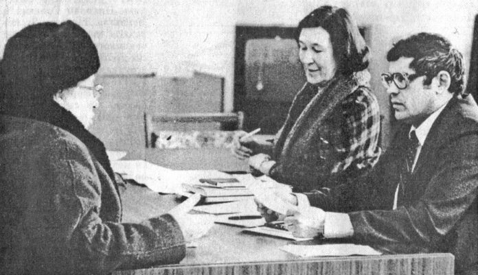 1987 год. Общественная приёмная «Советского Сахалина». На вопросы посетителей отвечают заведующая отделом писем редакции Зинаида Викторова и юрист облсовпрофа Геннадий Азаров (впоследствии работал судьёй областного суда). Фото Сергея АГЛИЧЕЕВА.