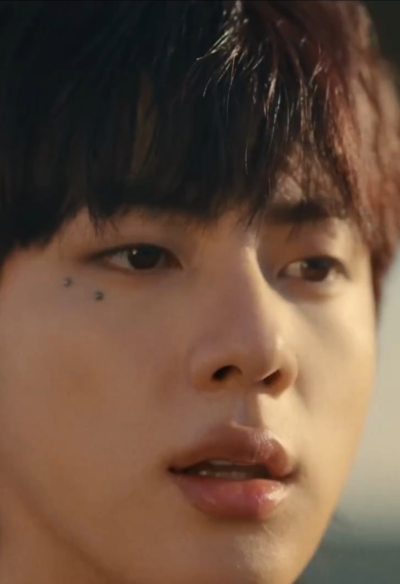 Однажды он сказал : "Твой полёт всего лишь сон". И ты лететь не стал, став таким, как он. 