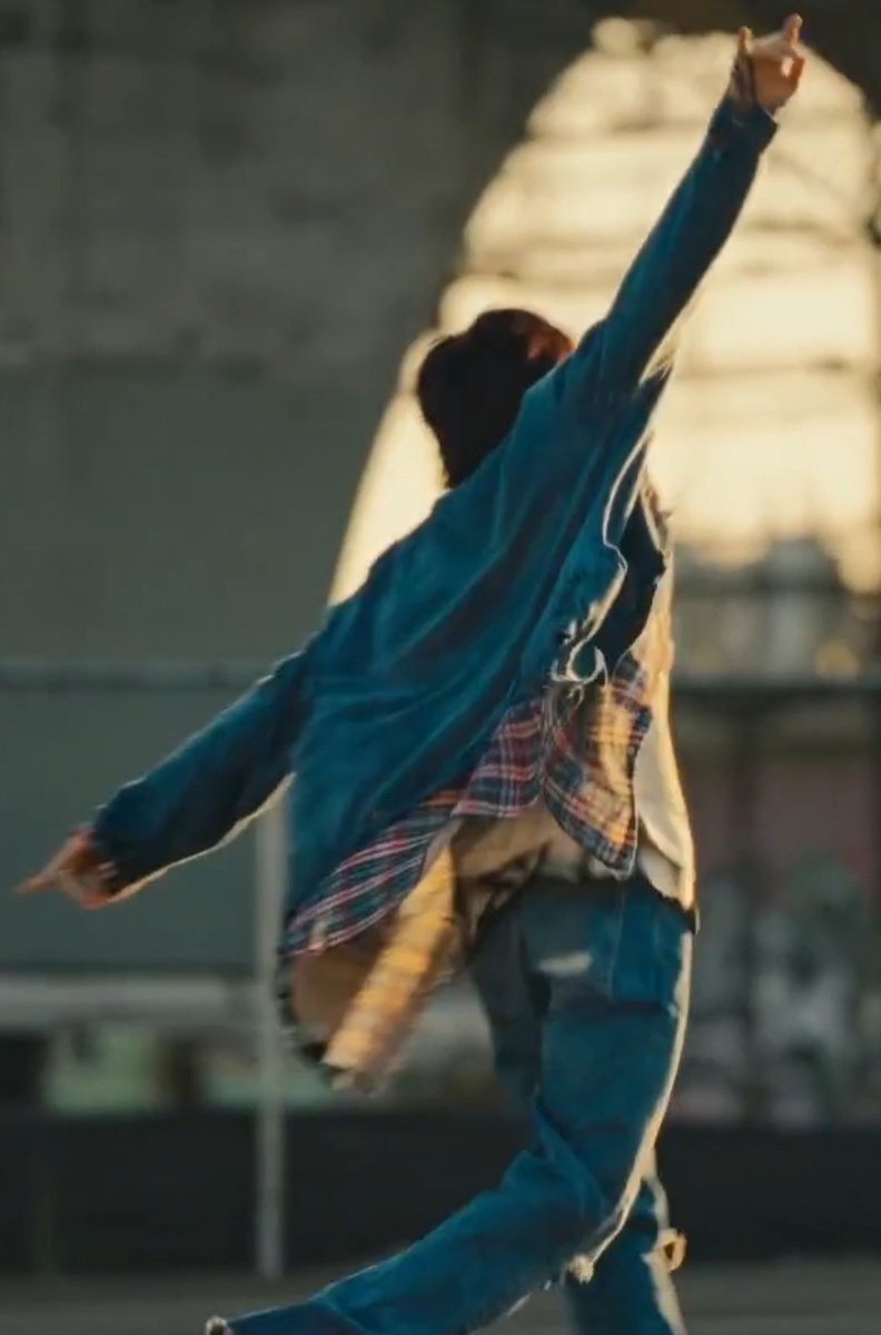 И по земле ходить научился, как ребёнок, ты, Но всё не мог забыть той прозрачной высоты. 