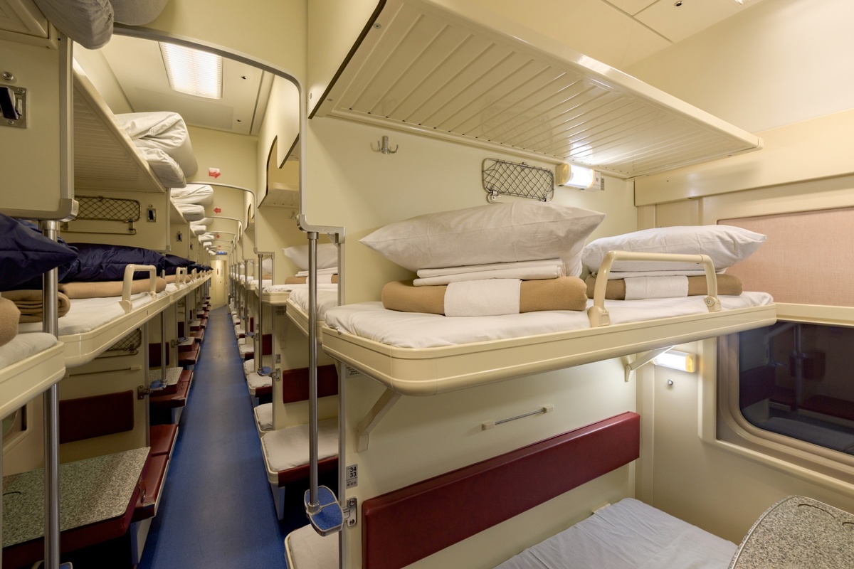 Плацкартный вагон в поезде 