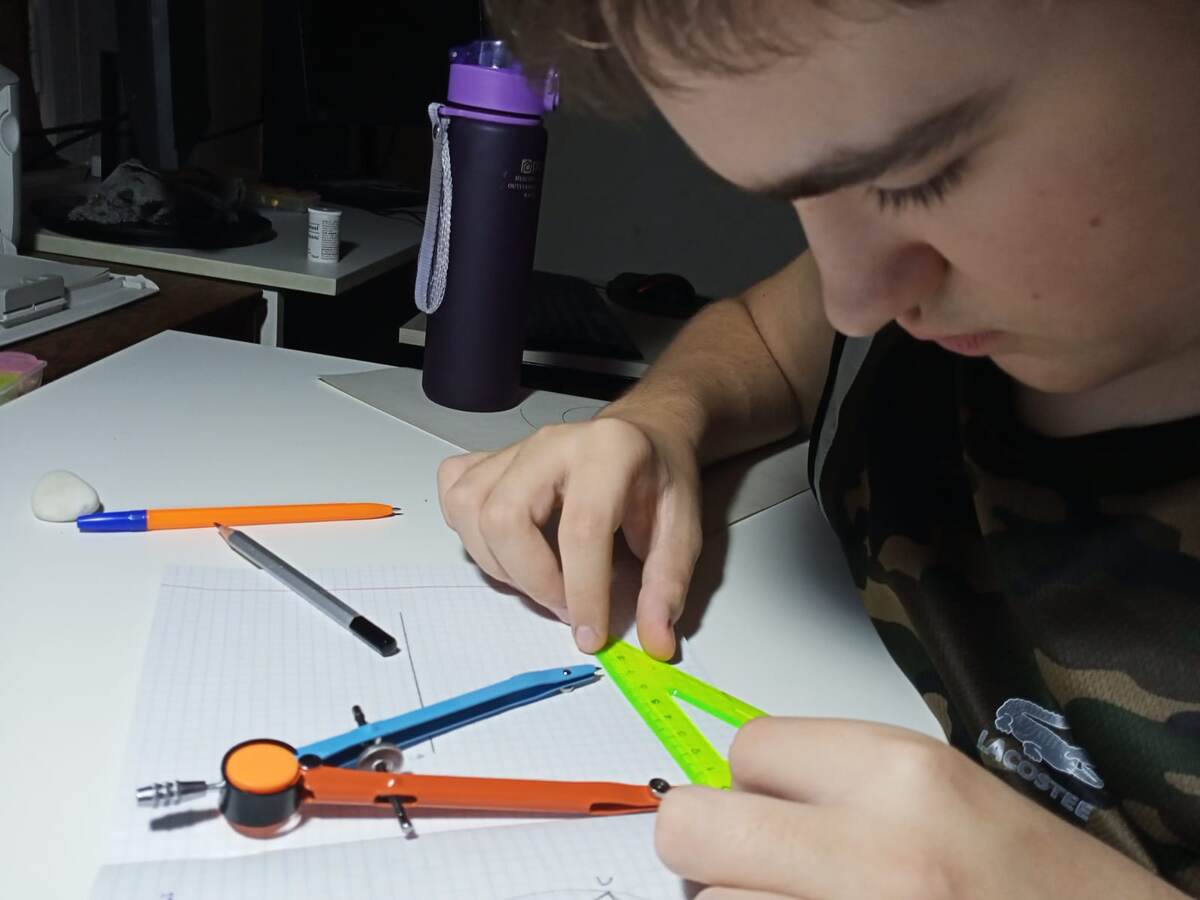 Гриша строит треугольники с помощью циркуля. 