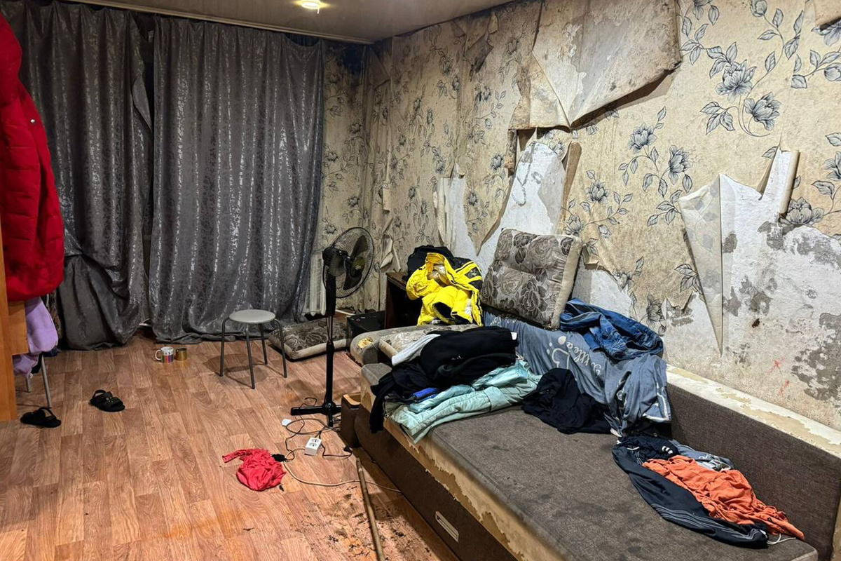 Одна из комнат в доме в Красноярском крае, где жили четверо детей, погибших от отравления    📷