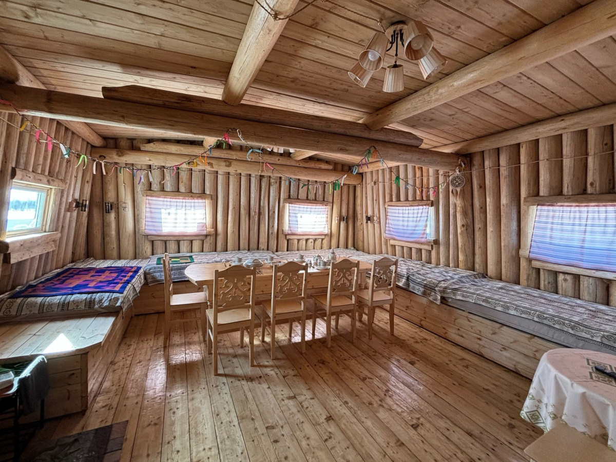  На берегу реки построен гостевой дом в виде традиционного жилища народа саха / Фото: КРДВ