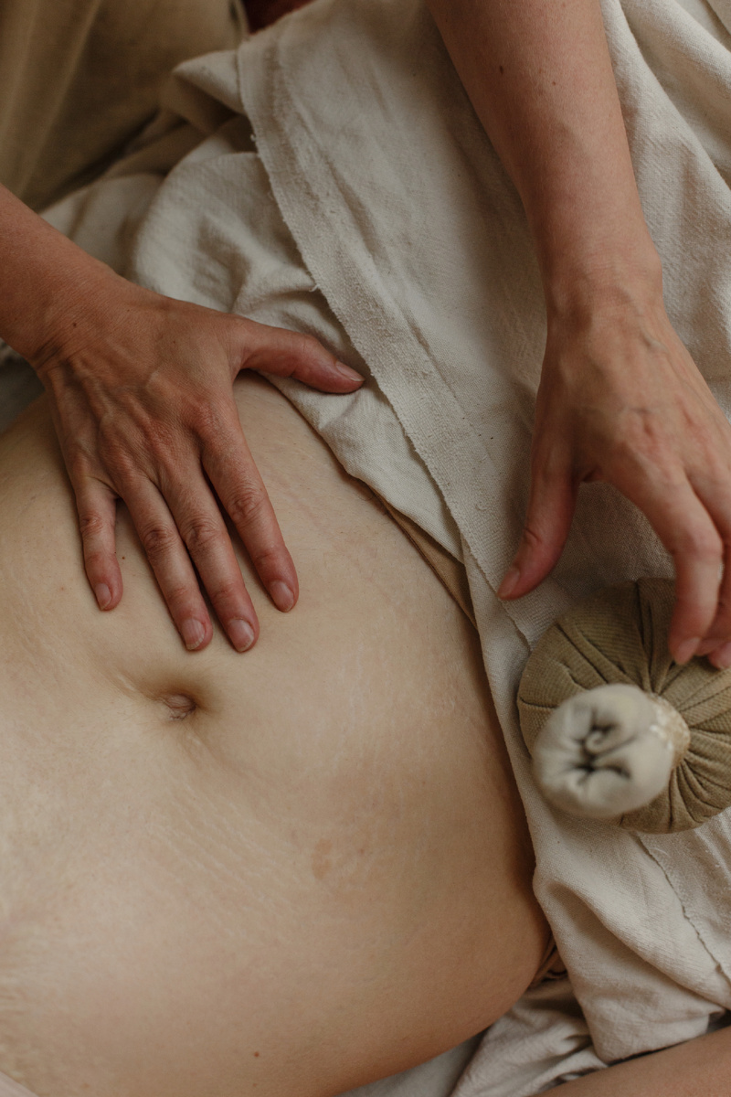 Демонстрация самомассажа живота от доулы