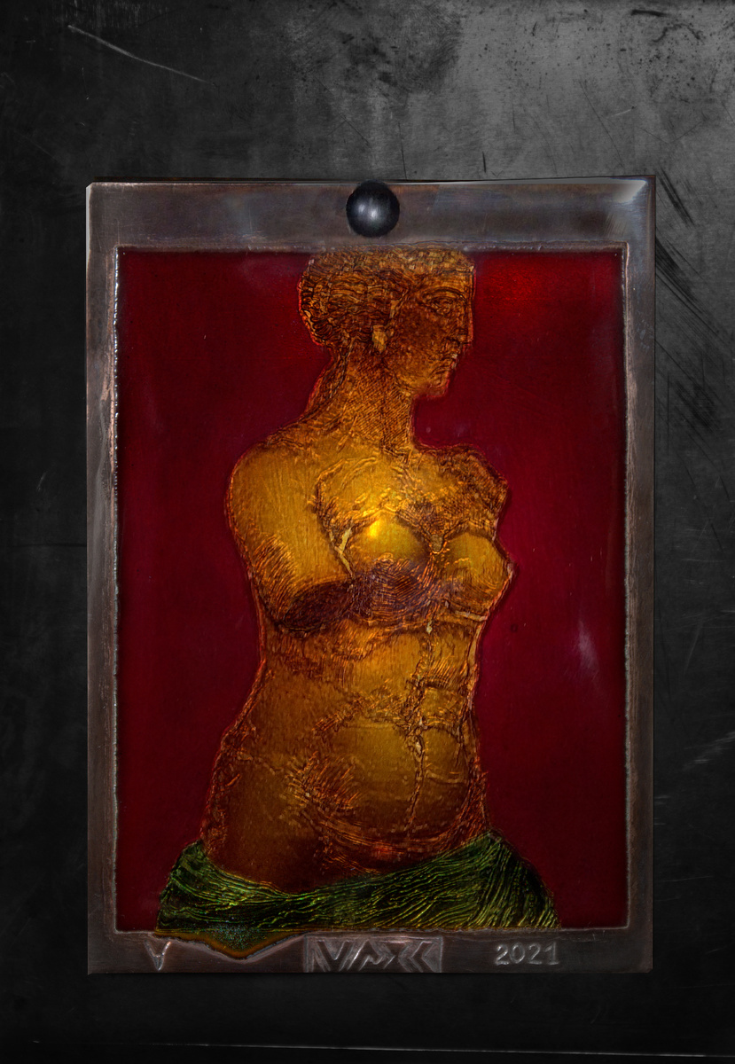 Анастасия Александрова «Торс на красном. Серия МАХ» 13 х 10 см, медь, горячая эмаль.
