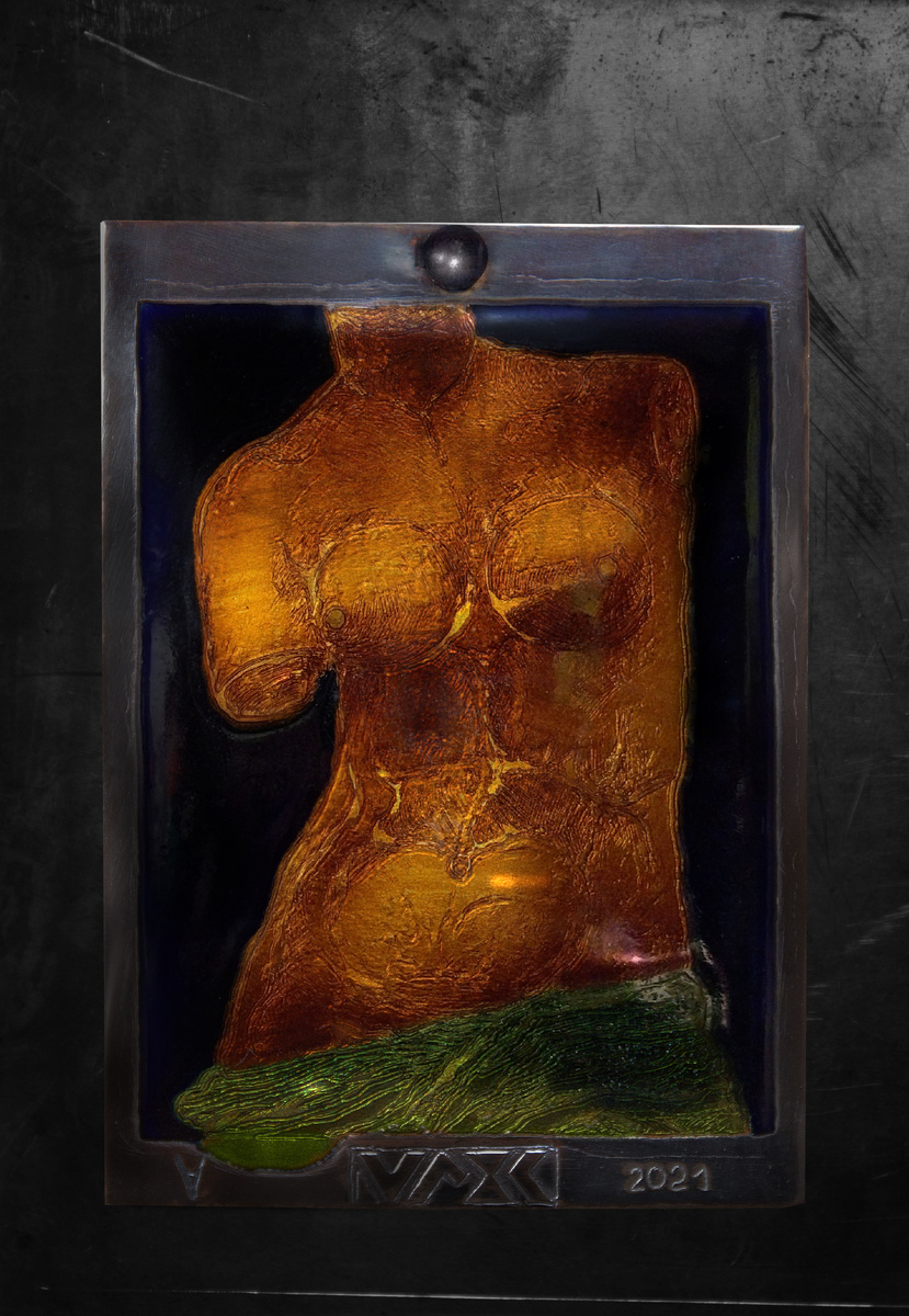 Анастасия Александрова «Торс с зеленой драпировкой. Серия МАХ». 13 х 10 см, медь, горячая эмаль