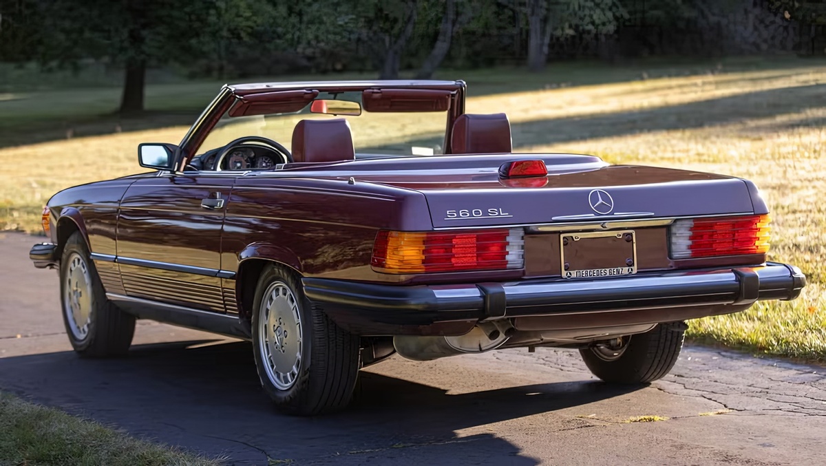 ©Bring a Trailer ©Mercedes-Benz