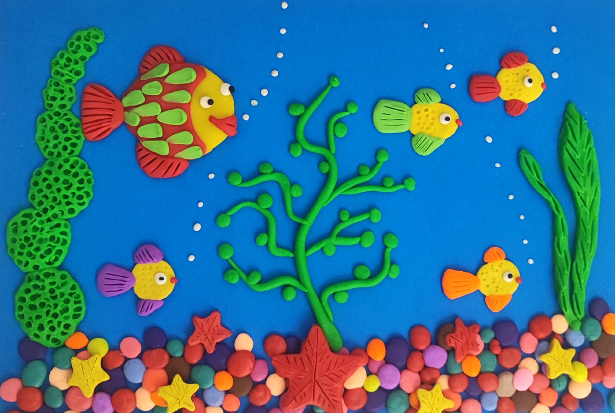 Готовый вариант аппликации из пластилина на цветном картоне " Весёлые рыбкив аквариуме "