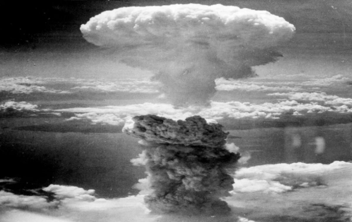 Ядерный гриб над Нагасаки, 9 августа 1945 года.