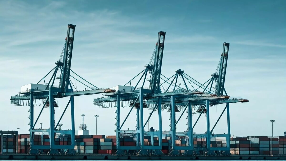 Судно из РФ с взрывоопасным грузом пришвартовалось в британском порту. Источник: 1MI