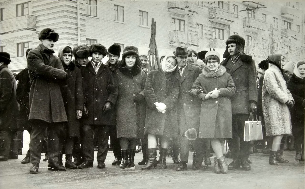 Наша группа на ноябрьской демонстрации. 1 курс, 1966 год. В центре я в белом платочке. Рядом, в мужской шапке (мода тех времён), подруга, прощание с которой было вчера. 