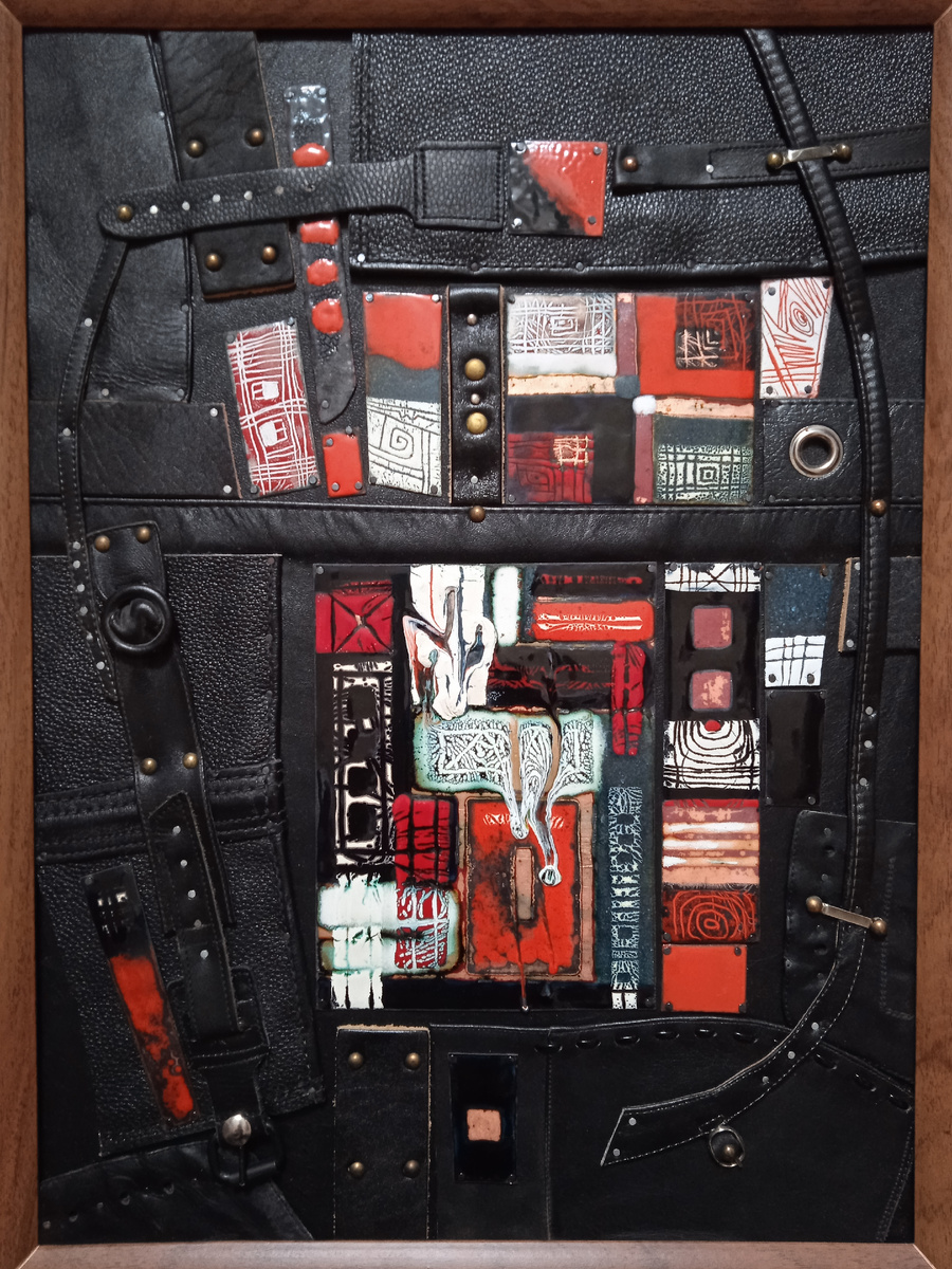 Макарова Татьяна. Диптих "Серебряный век". 2005 год. горячая эмаль, медь, кожа, 47 на 35 см