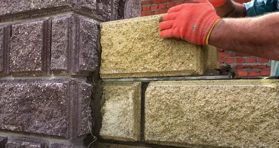 Монтаж забора из декоративных блоков: Инструкция с расчетами и рекомендациями