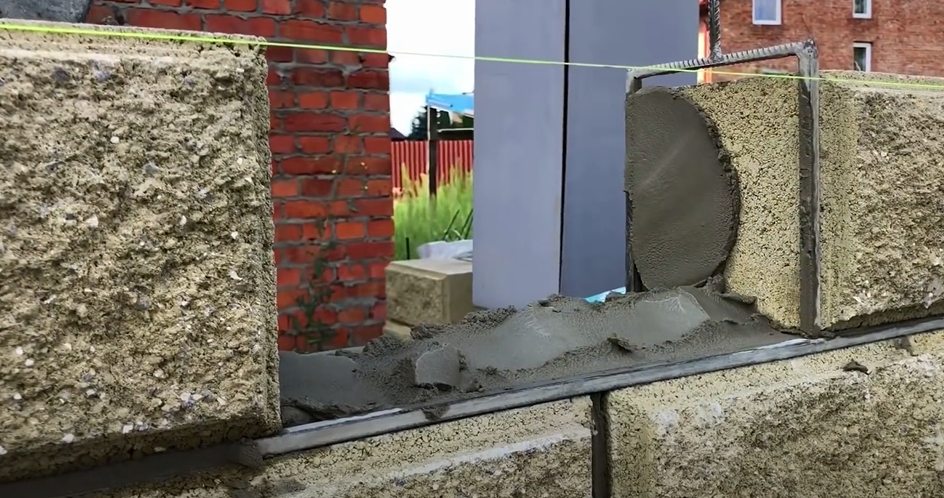 Монтаж забора из декоративных блоков: Инструкция с расчетами и рекомендациями