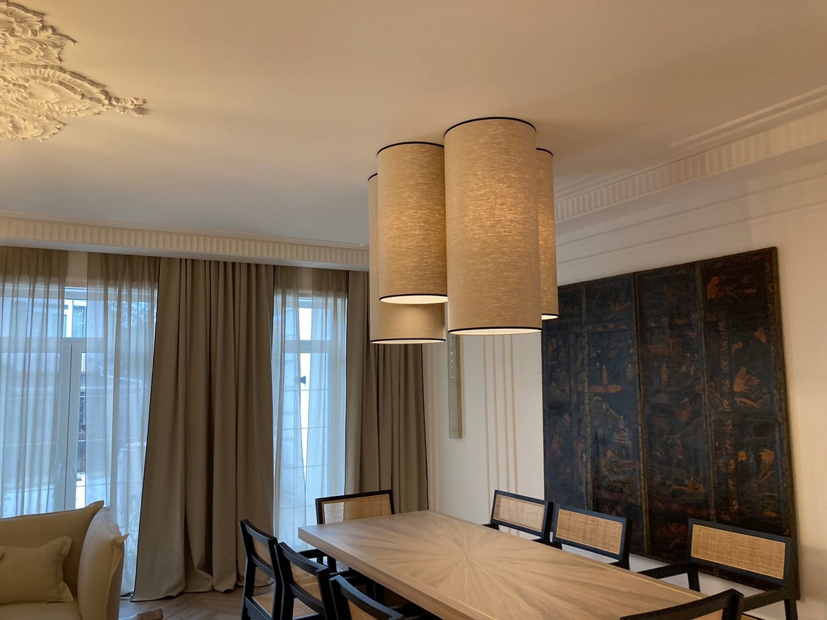 Дизайнер Юлия Шейпунас показала красивый таунхаус в Красноярске, который называется «Мечта с большими окнами». Здесь гармонично сочетаются элементы ретро, антиквариат и живопись с актуальными приемами и современными материалами. Текстильное оформление выполнено компанией «РИД» текстильным дизайнером Ольгой Федоренко.