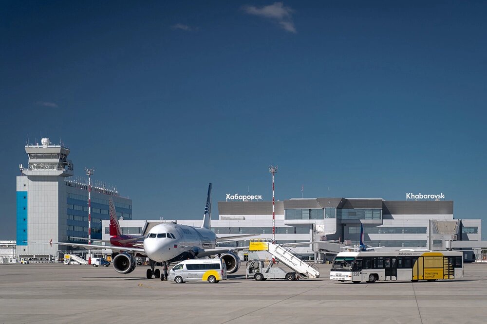    Здания аэронавигации (слева) и хабаровского аэропорта. Фото: международный аэропорт Хабаровска 