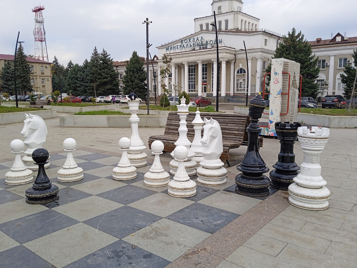 На привокзальной площади расположились огромные шахматы. Между прочим, они не прибиты гвоздями никуда, и в них можно вполне себе поиграть!