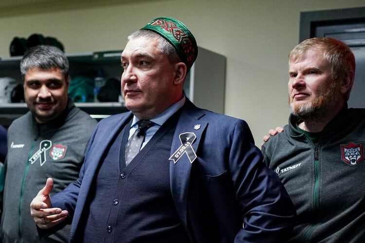    Главный тренер «Ак Барса» Анвар Гатиятулин стал изучать татарский язык.   
Фото: ak-bars.ru