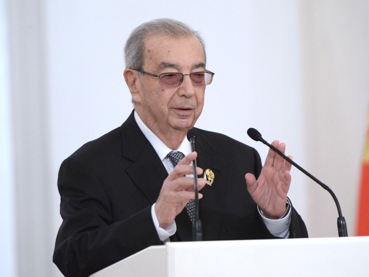    Лауреат премии за выдающиеся достижения в области гуманитарной деятельности Евгений Примаков в Кремле. 2014 год © РИА Новости / Алексей Никольский