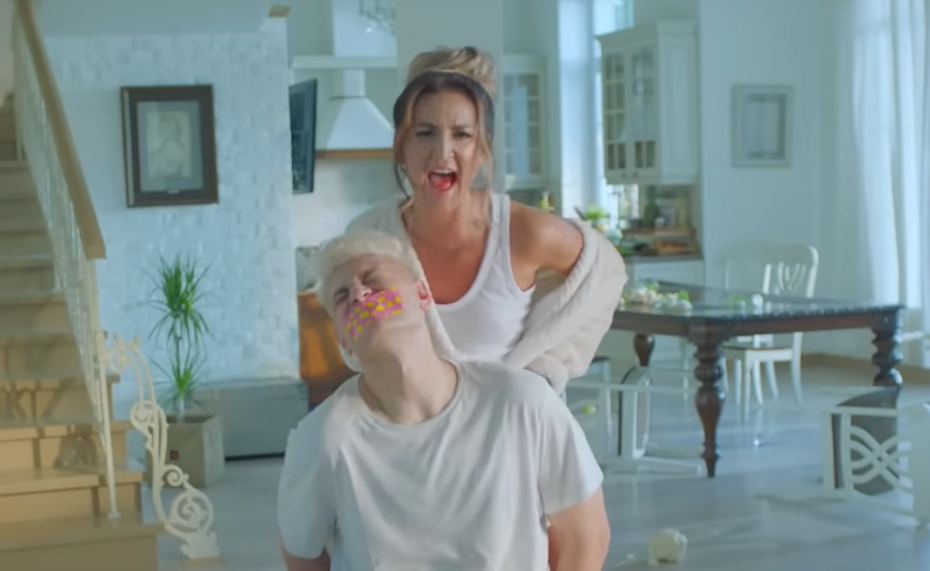 Ольга Бузова и Дава. Фото: скриншот YouTube /@olgabuzova 