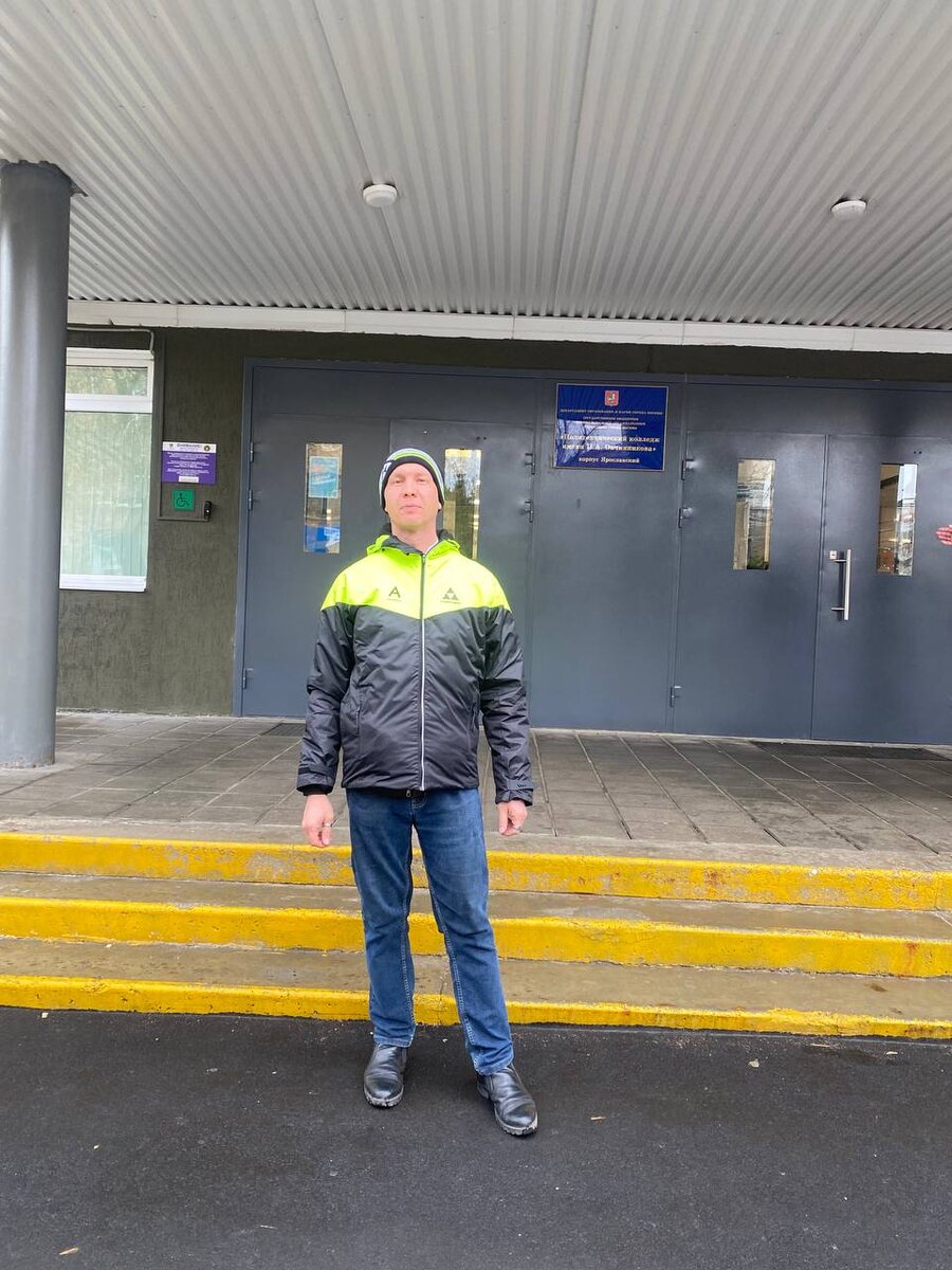 Я у входа в Политехнический колледж имени Петра Акимовича Овчинникова