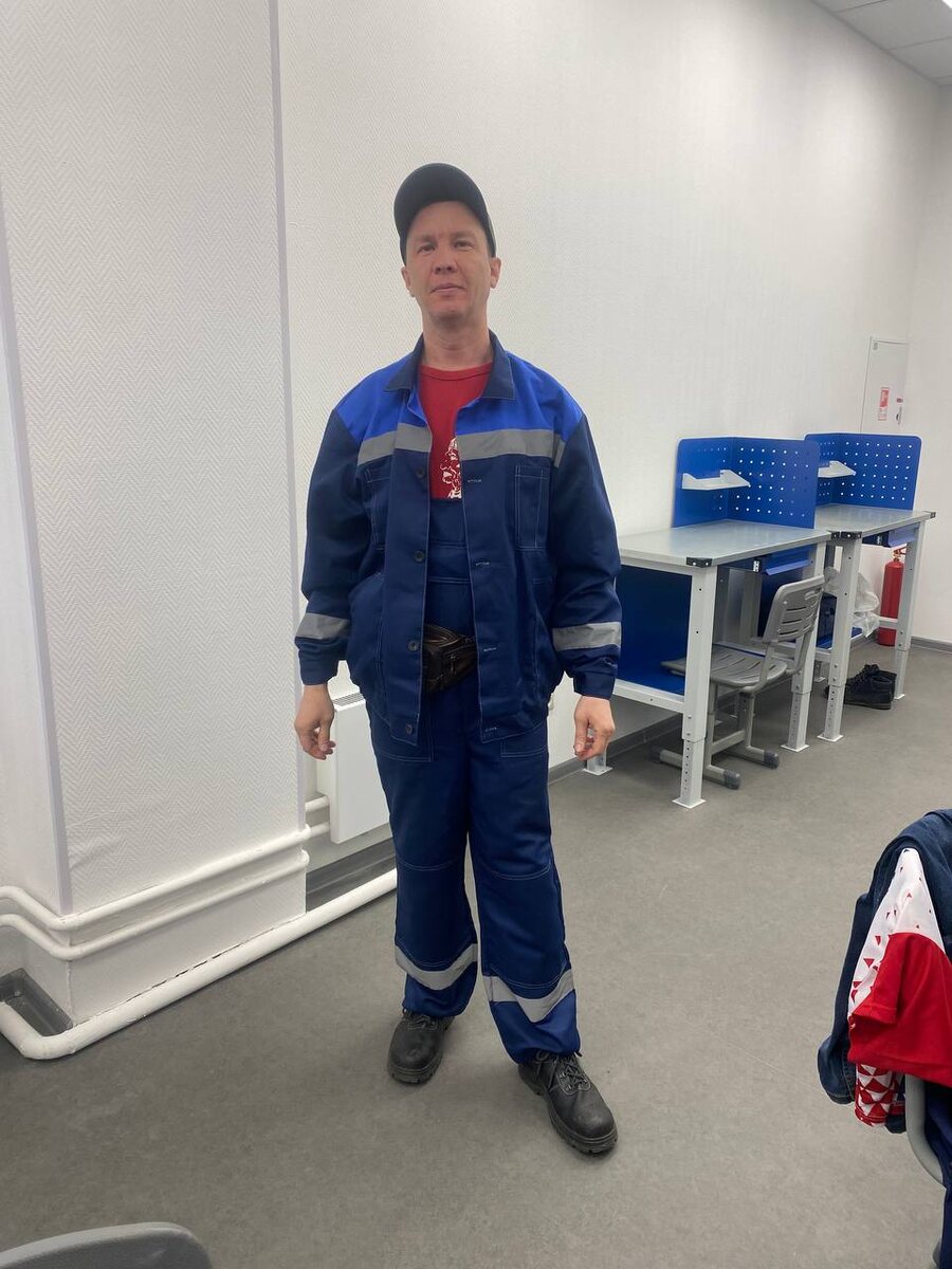 Я в раздевалке колледжа. Фото любезно выполнила моя сопровождающая Ангелина.