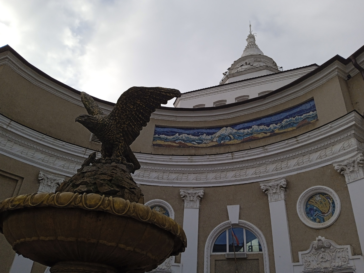 Ст. Минеральные Воды и местный гордый орел)