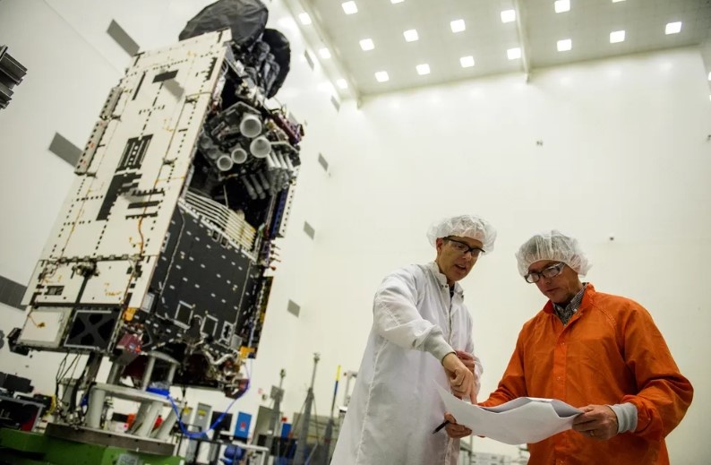 Intelsat 33e перед запуском в 2016 году.    
 Источник: Intelsat  📷
