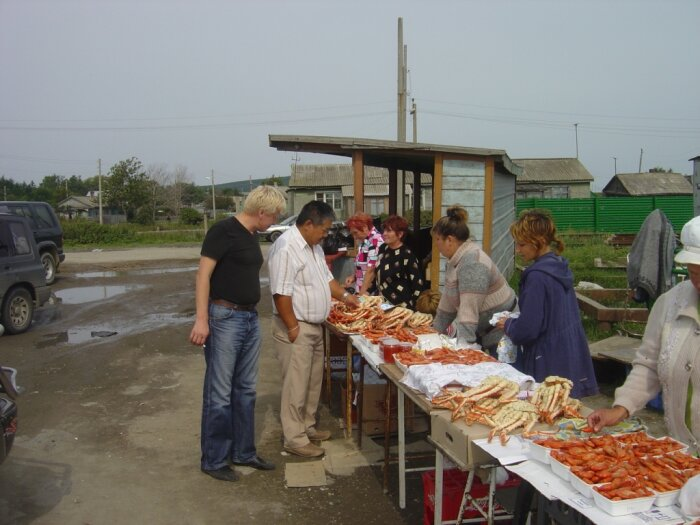 Креветки на этом рынке типа семечек. Их дают кульками на сдачу/ Фото: Vostok.Today