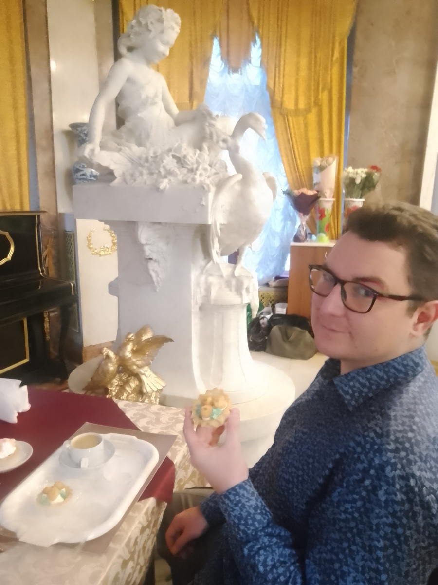 Фирменные пирожные в ресторане дома учёных 