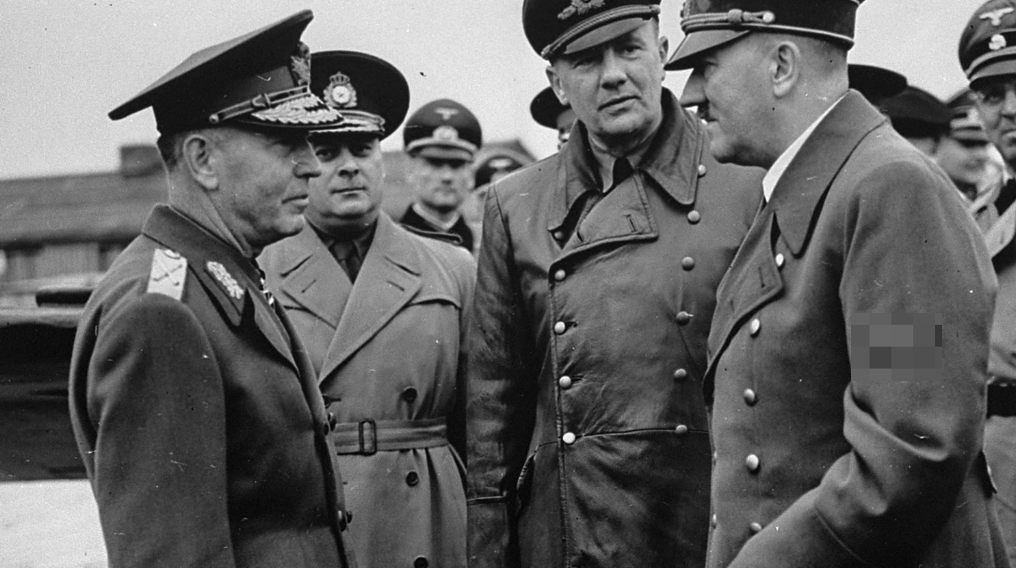 Ион Антонеску (слева) на встрече с Гитлером. 