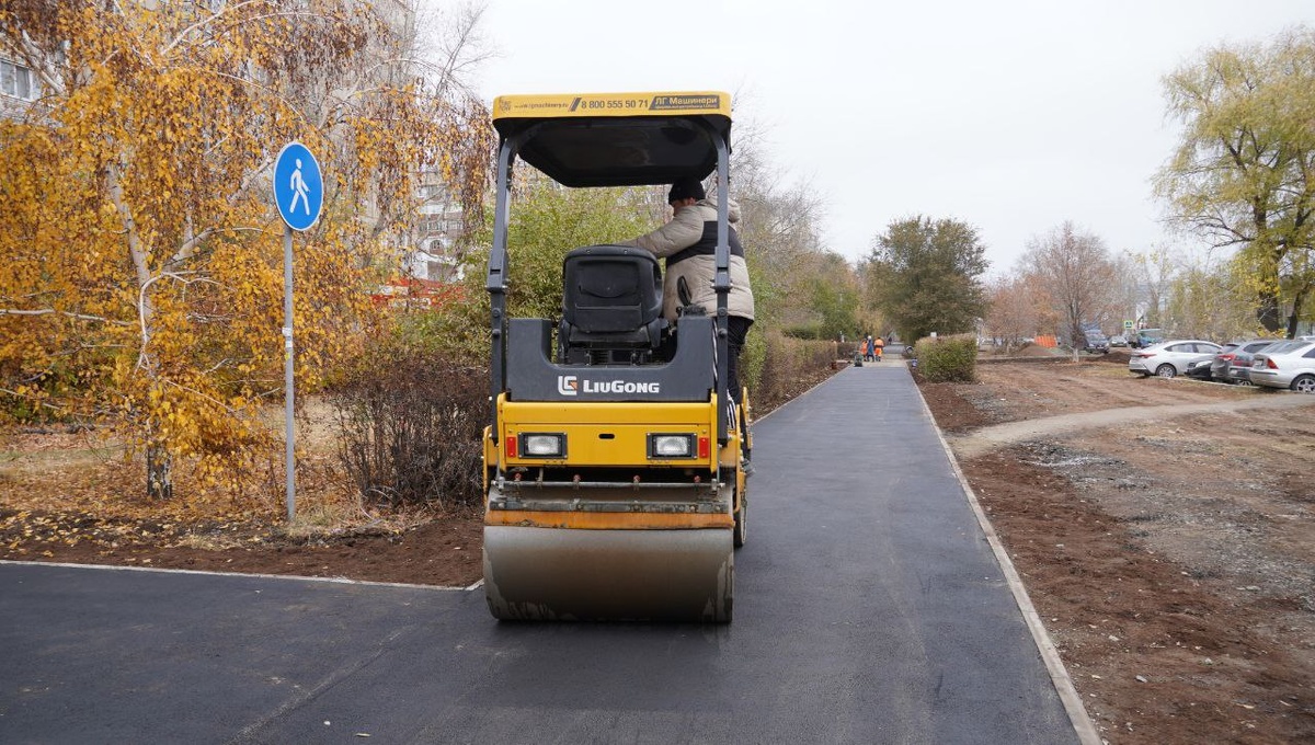  📷    В Оренбурге на дублере улицы Терешковой и проспекте Парковом ремонтируют тротуары Кристина Просвиркина