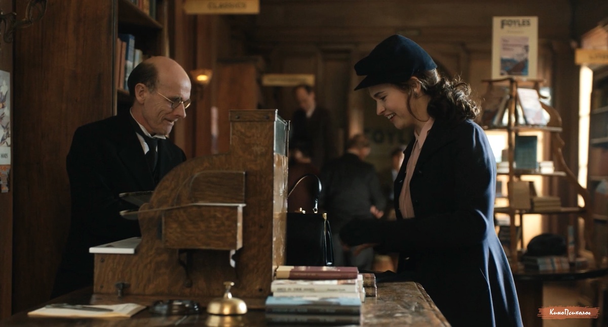 "Клуб любителей книг и пирогов из картофельных очистков", скриншот. Джулиет в книжном магазине.