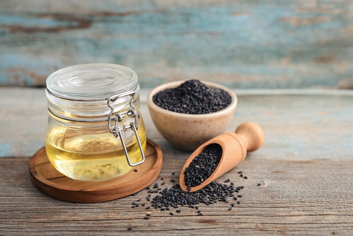 Отжимают его из белых и черных семечек. Источник: Shutterstock📷
