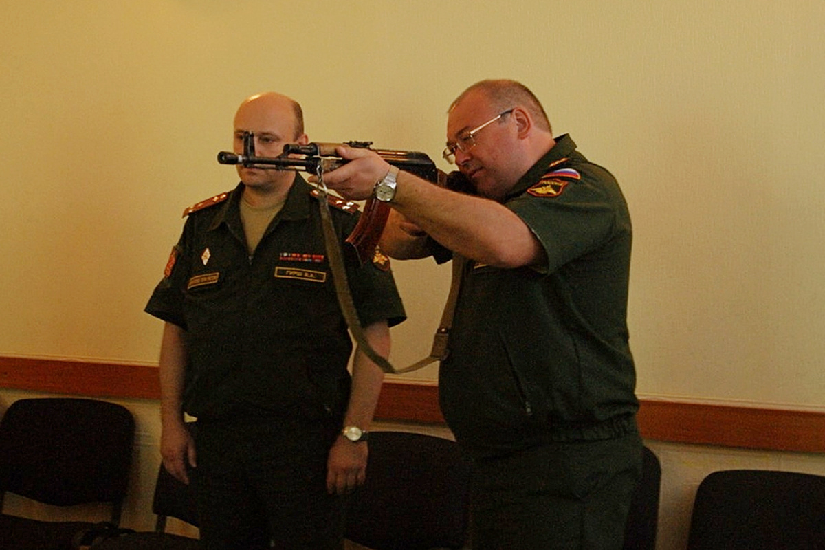 Оглоблин (на фото справа) был задержан за предполагаемое посредничество при передаче взяток. Фото: Военный учебный центр при имени профессора М.А. Бонч-Бруевича, https://mil.spbsut.ru/post/7874