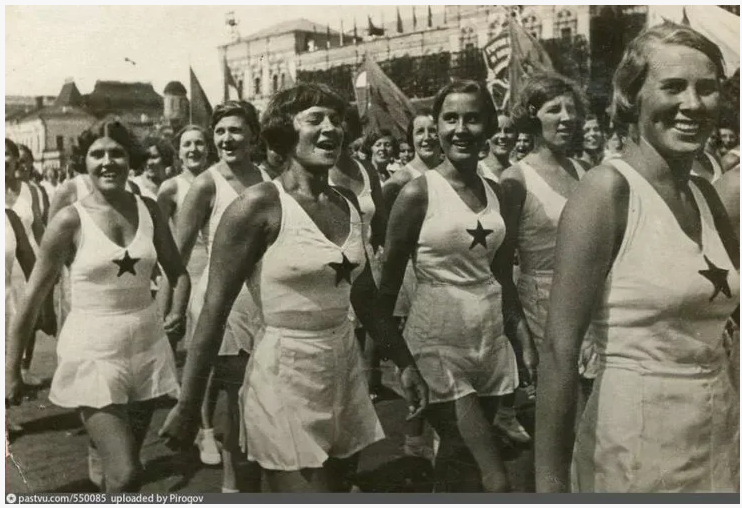 (Парад физкультурников в 1936 году)