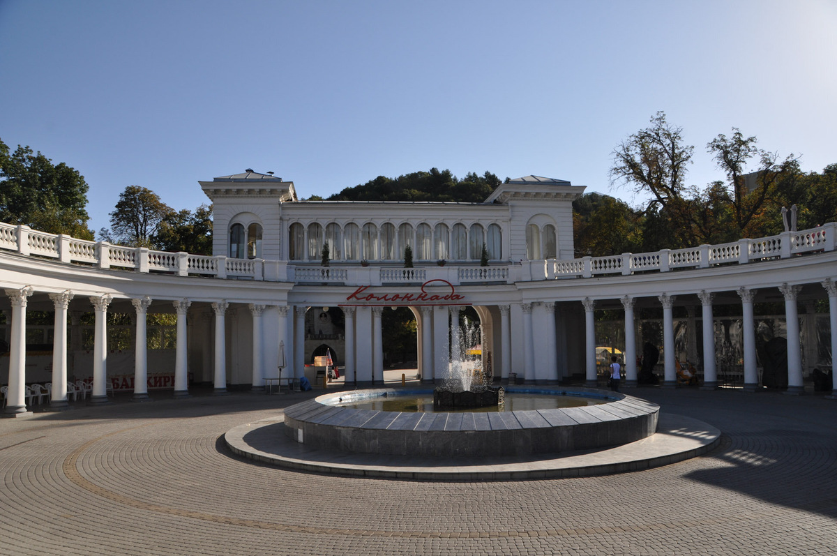 Фонтан на колоннаде