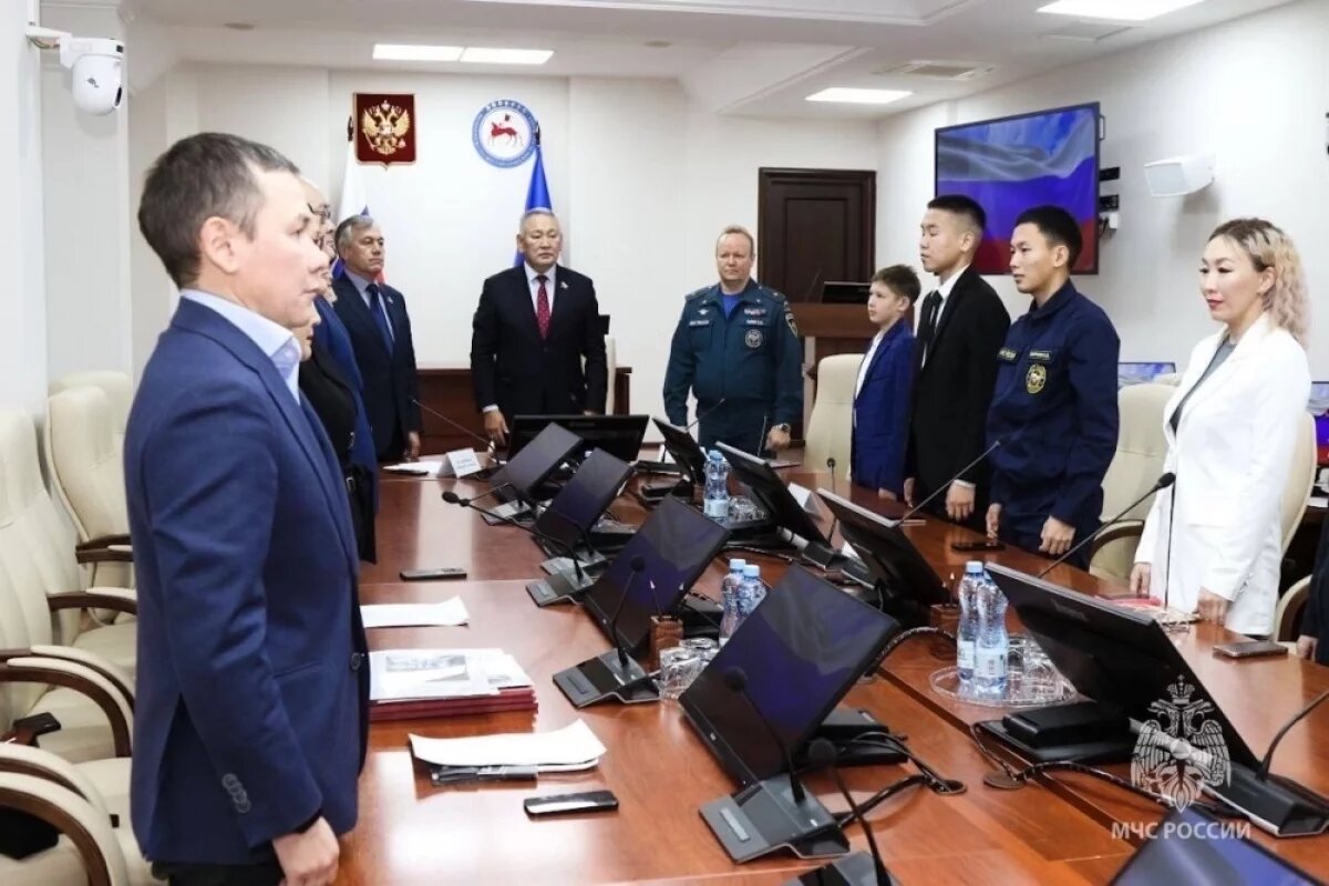    Троих школьников, спасавших людей на пожарах, наградили в Якутии