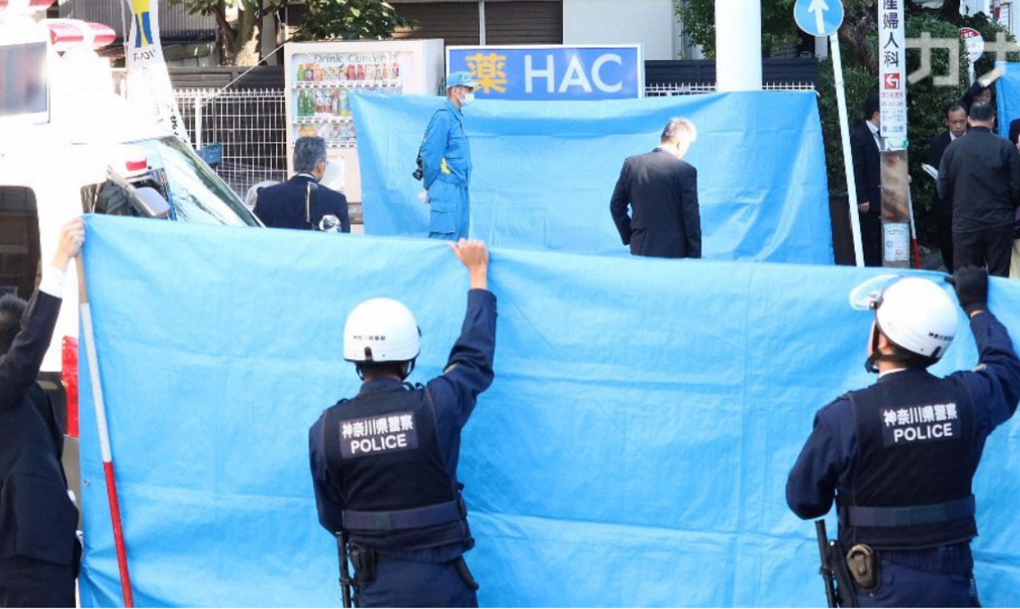 Как-то так это выглядело, только на ж/д платформе и держали не полицейские.