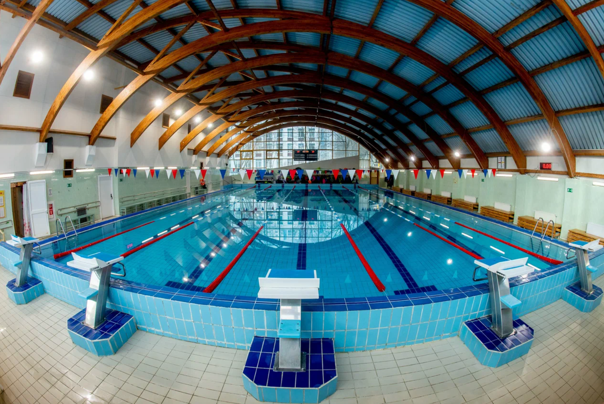 На фото бассейн Ясенево на ул. Вильнюсская д.6 корп.1, Москва. Записаться в данный бассейн на сеанс по ссылке https://basseiny.online/yasenevo/