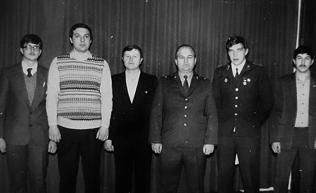 Делегация комсомольцев ОВД во главе с заместителем начальника ОВД на городской комсомольской конференции. Фото конца 1980-ых из личного архива автора.