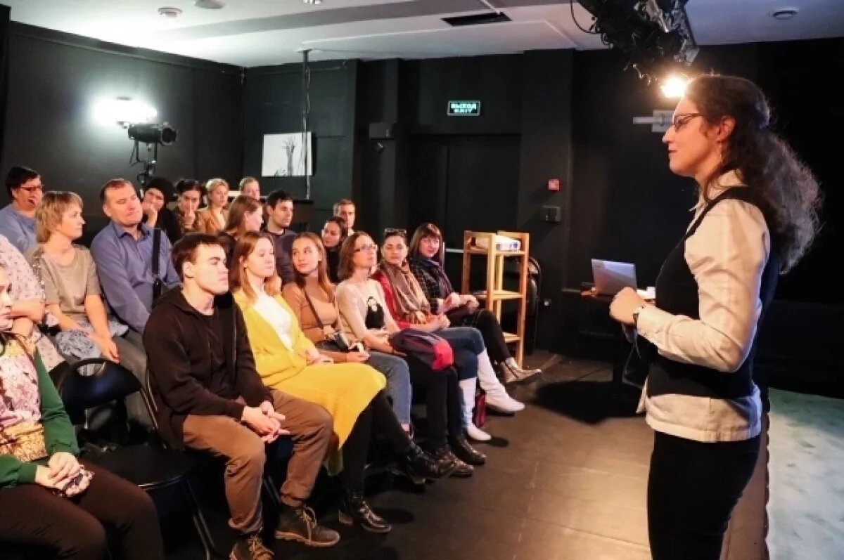    Вечер 3 ноября театралы разделят на две части.