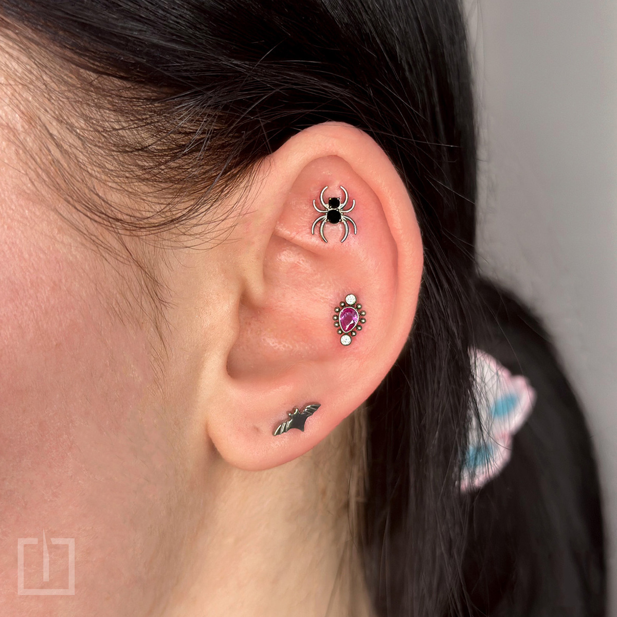 • Уделяем огромное внимание  соблюдению всех норм ПСО, используем в работе профессиональныйавтоклав,благодаря которому ограждаем наших клиентов от использования в работе нестерильного инструмента, украшений и расходных материалов🥰