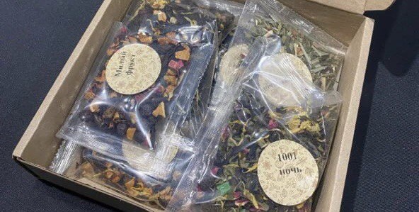 Та самая подарочная коробка с чаем за 300 рублей. Внутри 7 пакетиков по 20 г чая в каждом.