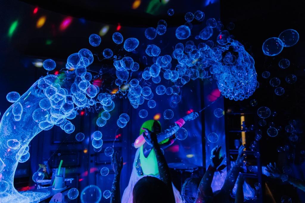 Неоновое шоу мыльных пузырей в Москве. Уникальное представление.