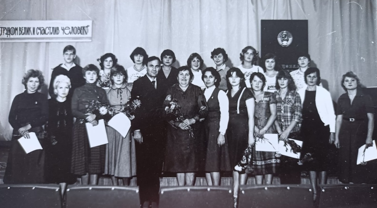    1981 год. Чествование молодых кадров Конторы Курортторга. В центре управляющая А.А. Мадесова, слева от неё секретарь парткома В.И. Еременко, справа начальник отдела кадров В,В, Безручко, вторая справа председатель профкома Г.В. Жукова, в верхнем ряду четвёртая справа секретарь к/о Н.М. Косарева.